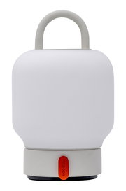 Weiße tragbare Lampe mit Griff, frontal betrachtet, mit einem orangefarbenen Detail an der Basis.