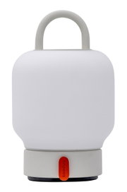 Weiße tragbare Lampe mit Griff, frontal betrachtet, mit einem orangefarbenen Detail an der Basis.