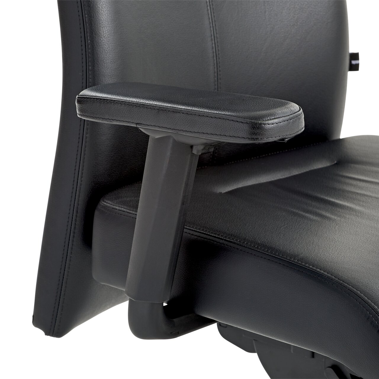 Nahaufnahme eines schwarzen Chefsessels mit Armlehne, seitliche Perspektive