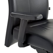 Nahaufnahme eines schwarzen Chefsessels mit Armlehne, seitliche Perspektive