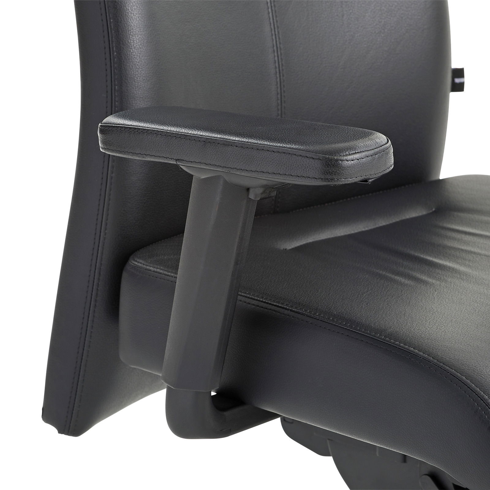 Nahaufnahme eines schwarzen Chefsessels mit Armlehne, seitliche Perspektive