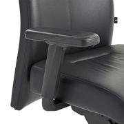 Nahaufnahme eines schwarzen Chefsessels mit Armlehne, seitliche Perspektive