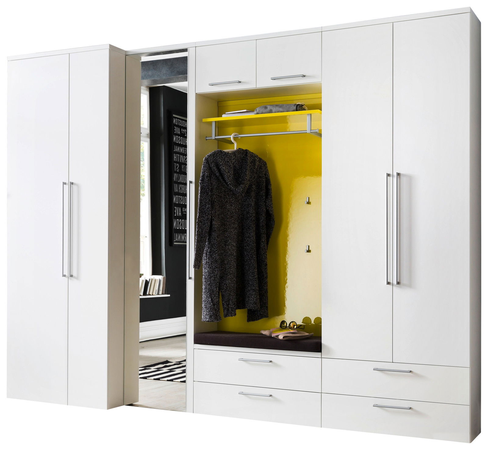 Moderne weiße Garderobe mit gelbem Innenraum, Kleiderstange und Sitzbank, frontal betrachtet.