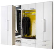 Moderne weiße Garderobe mit gelbem Innenraum, Kleiderstange und Sitzbank, frontal betrachtet.