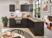 Moderne Küche mit schwarzem Eckunterschrank, Holzarbeitsplatte und Edelstahlspüle, aus der Perspektive von vorne rechts betrachtet.