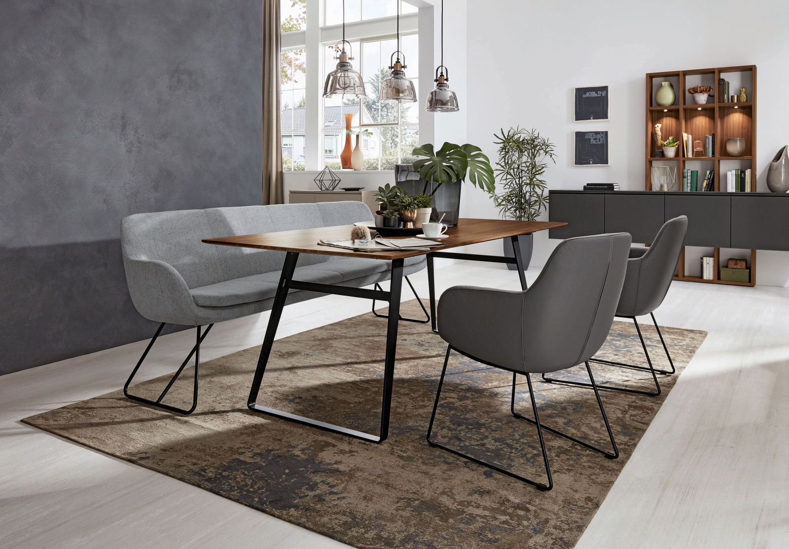 Esszimmer mit modernem Tisch und Stühlen, seitliche Perspektive