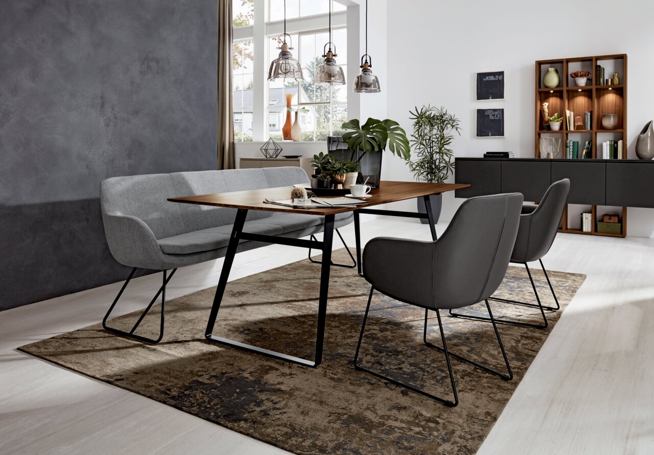 Esszimmer mit modernem Tisch und Stühlen, seitliche Perspektive