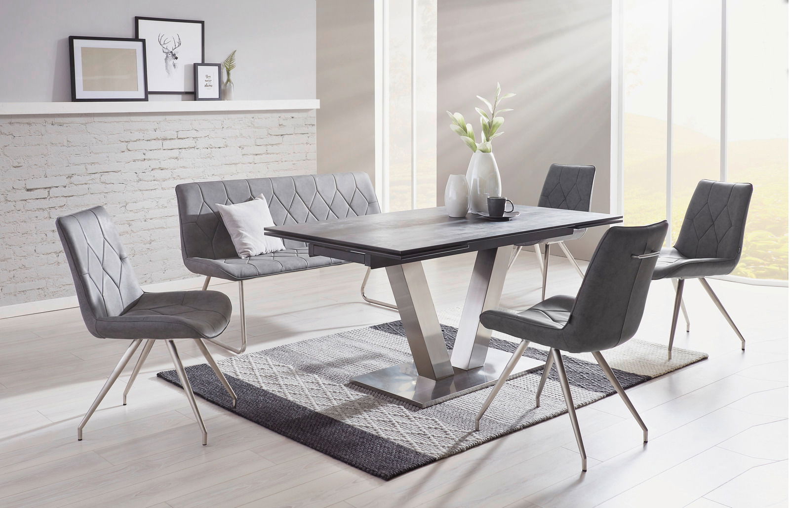 Moderner Essbereich mit grauem Esstisch und Stühlen, seitliche Perspektive