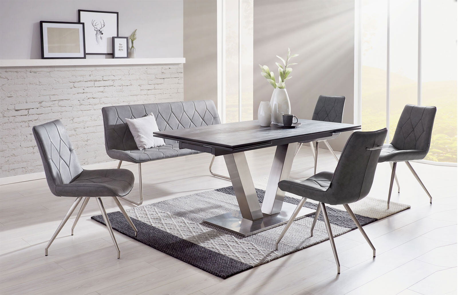Moderner Essbereich mit grauem Esstisch und Stühlen, seitliche Perspektive