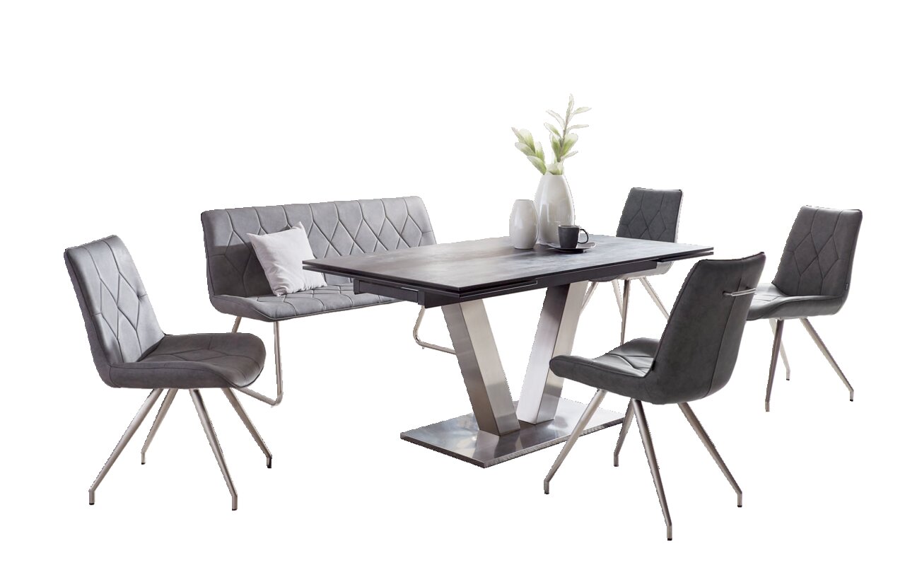 Moderner Essbereich mit grauem Esstisch und Stühlen, seitliche Perspektive