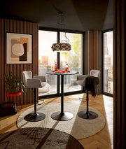 Moderner Bartisch mit zwei Barhockern in einem stilvollen Wohnzimmer mit Blick auf die Stadt, aus der Perspektive eines Fensters.
