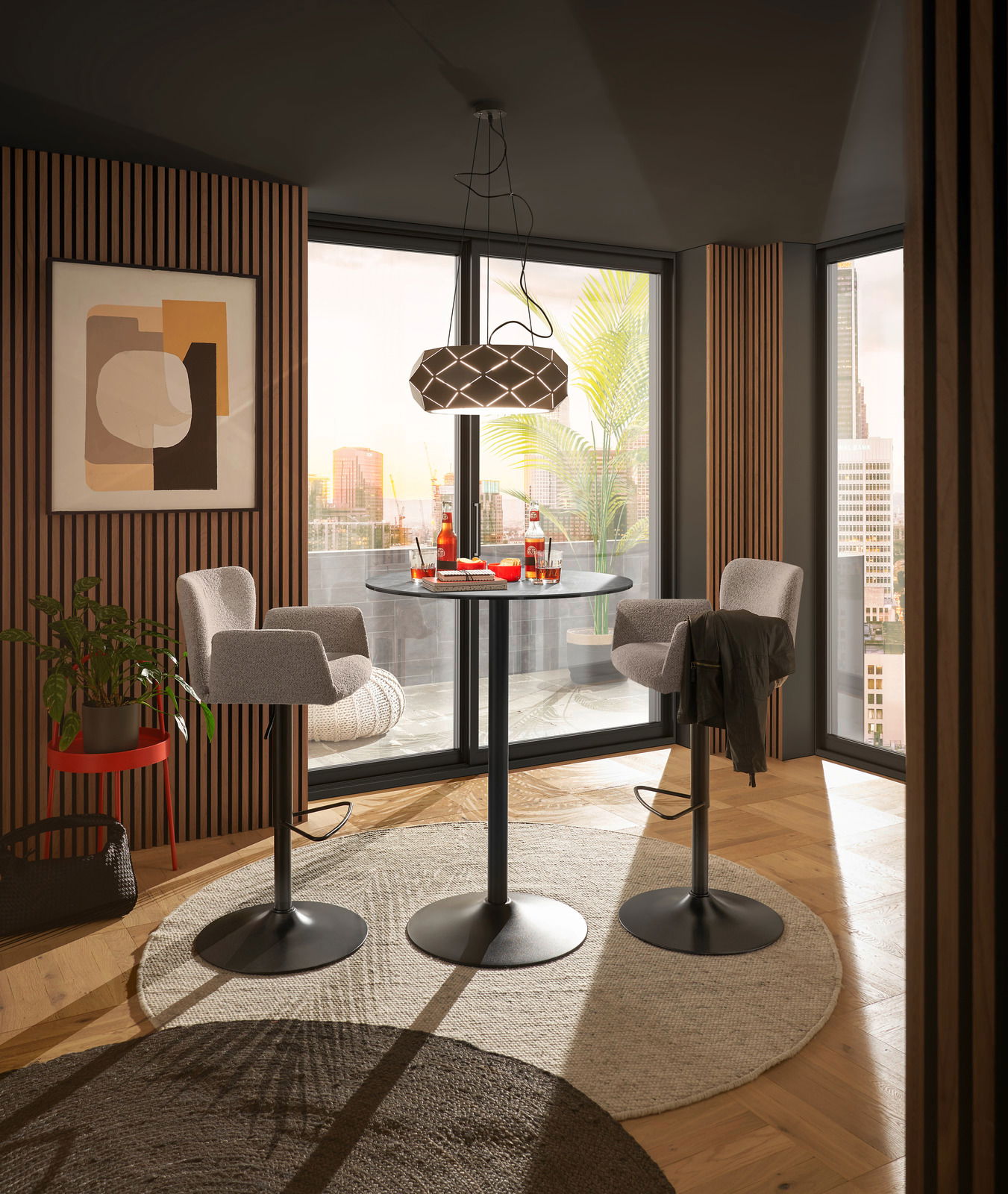 Moderner Bartisch mit zwei Barhockern in einem stilvollen Wohnzimmer mit Blick auf die Stadt, aus der Perspektive eines Fensters.