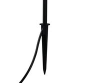 Nahaufnahme eines schwarzen Erdspießes mit Kabel für eine LED-Gartenleuchte, seitliche Perspektive