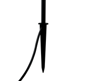Nahaufnahme eines schwarzen Erdspießes mit Kabel für eine LED-Gartenleuchte, seitliche Perspektive