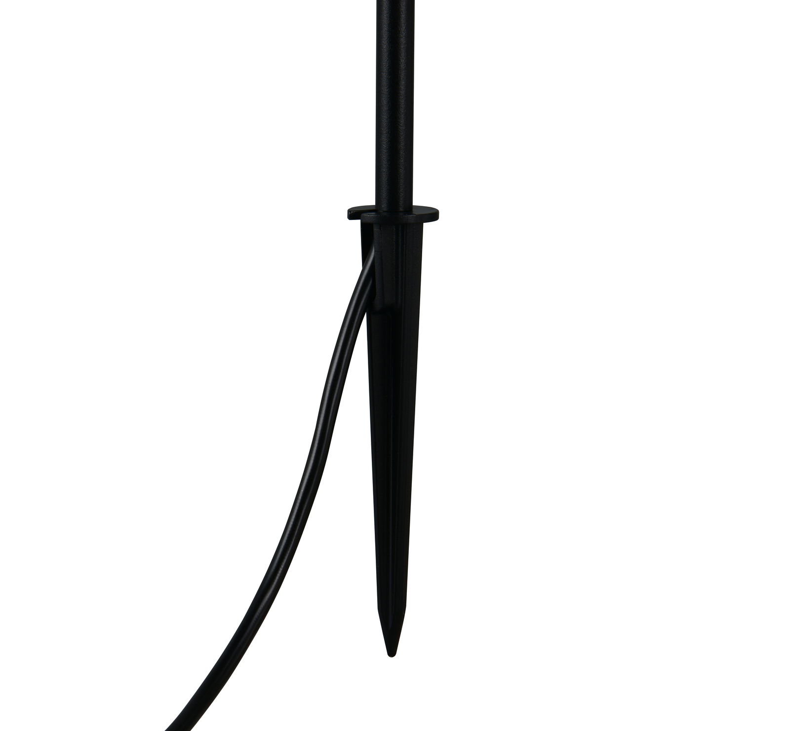 Nahaufnahme eines schwarzen Erdspießes mit Kabel für eine LED-Gartenleuchte, seitliche Perspektive