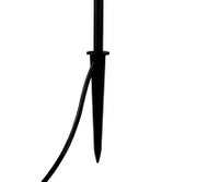 Nahaufnahme eines schwarzen Erdspießes mit Kabel für eine LED-Gartenleuchte, seitliche Perspektive