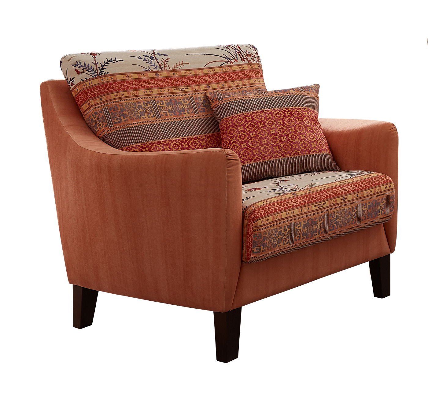 Gemütlicher Sessel mit gemusterten Kissen und Polsterung in warmen Erdtönen, seitliche Perspektive