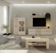 Modernes Wohnzimmer mit hellem TV-Lowboard, frontal betrachtet, neben einem großen Fernseher an der Wand, umgeben von stilvollen Möbeln und Dekorationen.