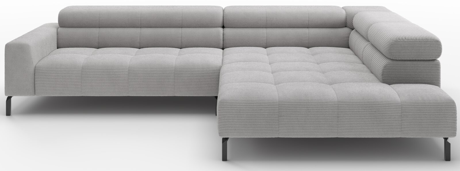 Lichtgrijze ribfluwelen hoekbank met chaise longue rechts, doorgestikte zitkussens, verstelbare hoofdsteunen en zwarte metalen poten, getoond in vooraanzicht licht schuin van voren