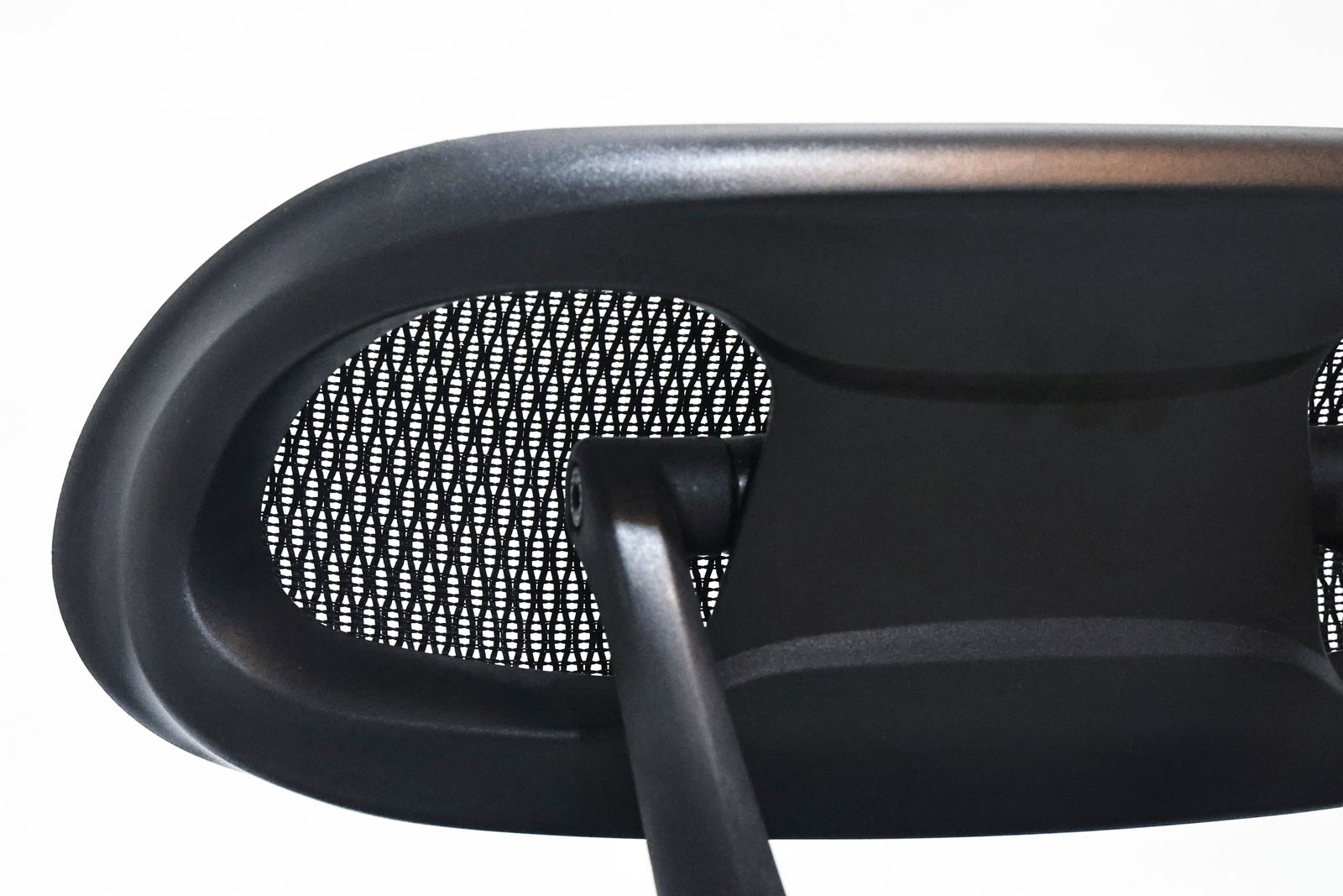 Rückansicht einer schwarzen Netzrückenlehne eines Drehstuhls