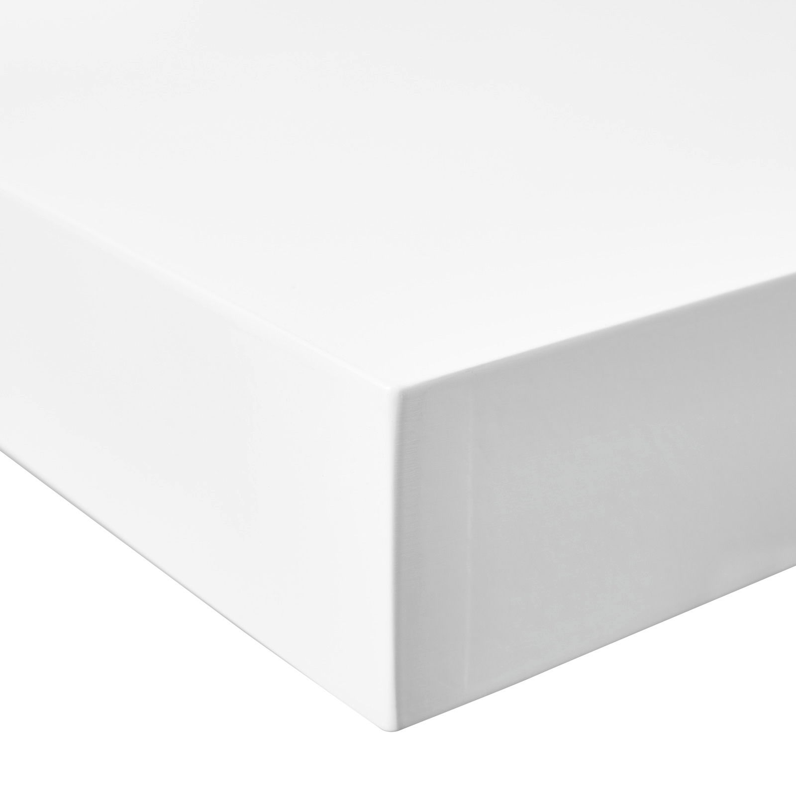 Nahaufnahme eines weißen Wandboards mit klaren Kanten und glatter Oberfläche, perspektivisch von der Seite aufgenommen.
