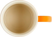 Runde Tasse mit cremefarbener Innenseite und orangefarbenem Henkel, aus der Draufsicht auf weißem Hintergrund