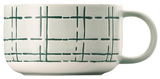 Seitliche Ansicht einer weißen Tasse mit grünem geometrischem Muster und Henkel.