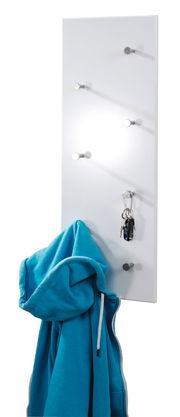 Weiße Wandgarderobe mit sechs Haken, an der ein blauer Hoodie und ein Schlüsselbund hängen. Frontalansicht.