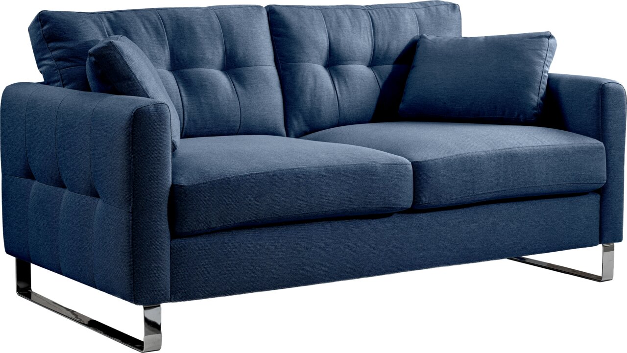 Blaues 2-Sitzer-Stoffsofa mit gesteppter Rückenlehne, zwei Kissen und verchromten Kufenfüßen, Ansicht schräg von vorne links