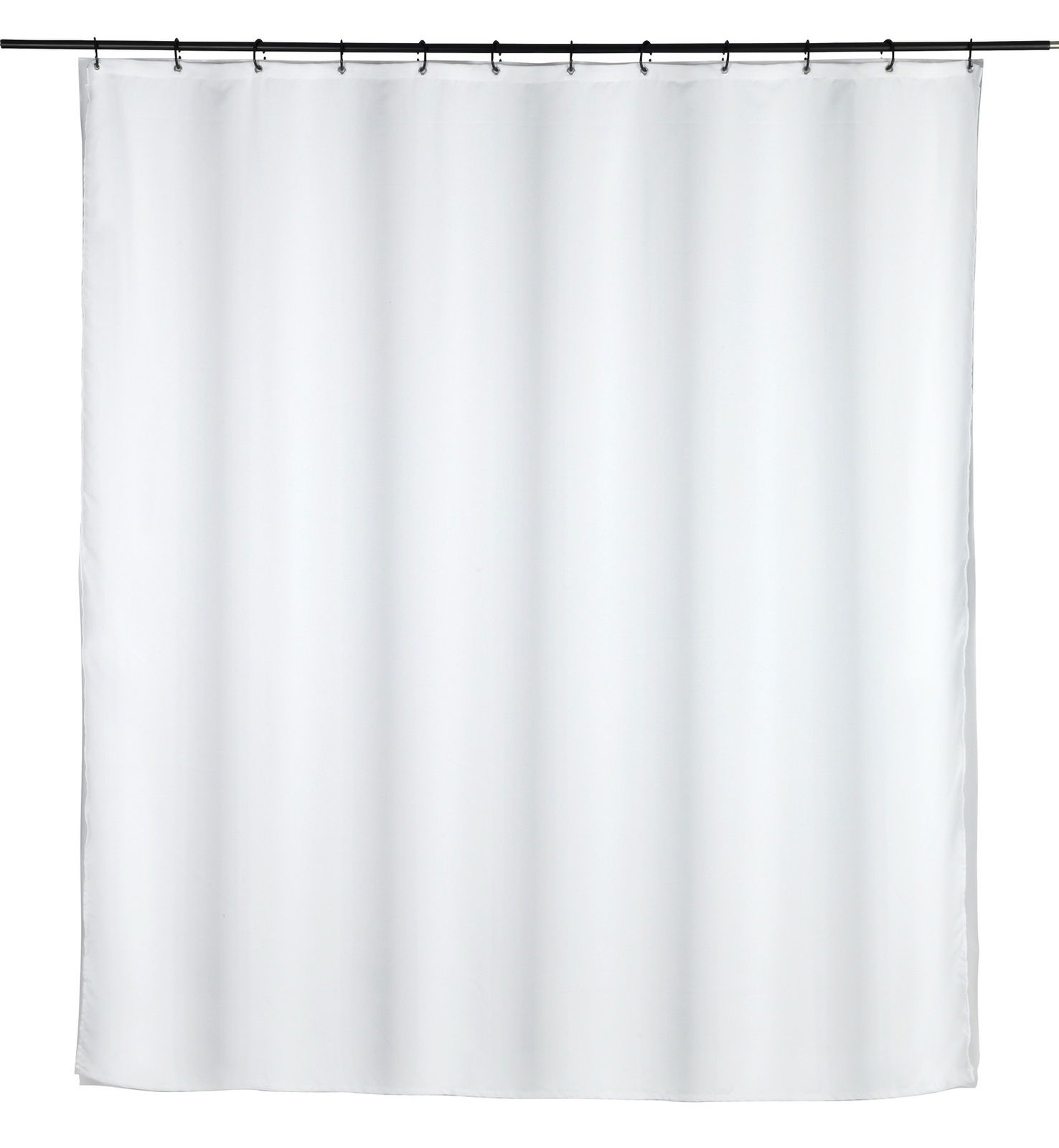 Weißer Duschvorhang 180x200 cm, frontal aufgenommen, mit Ringen an einer Stange befestigt.