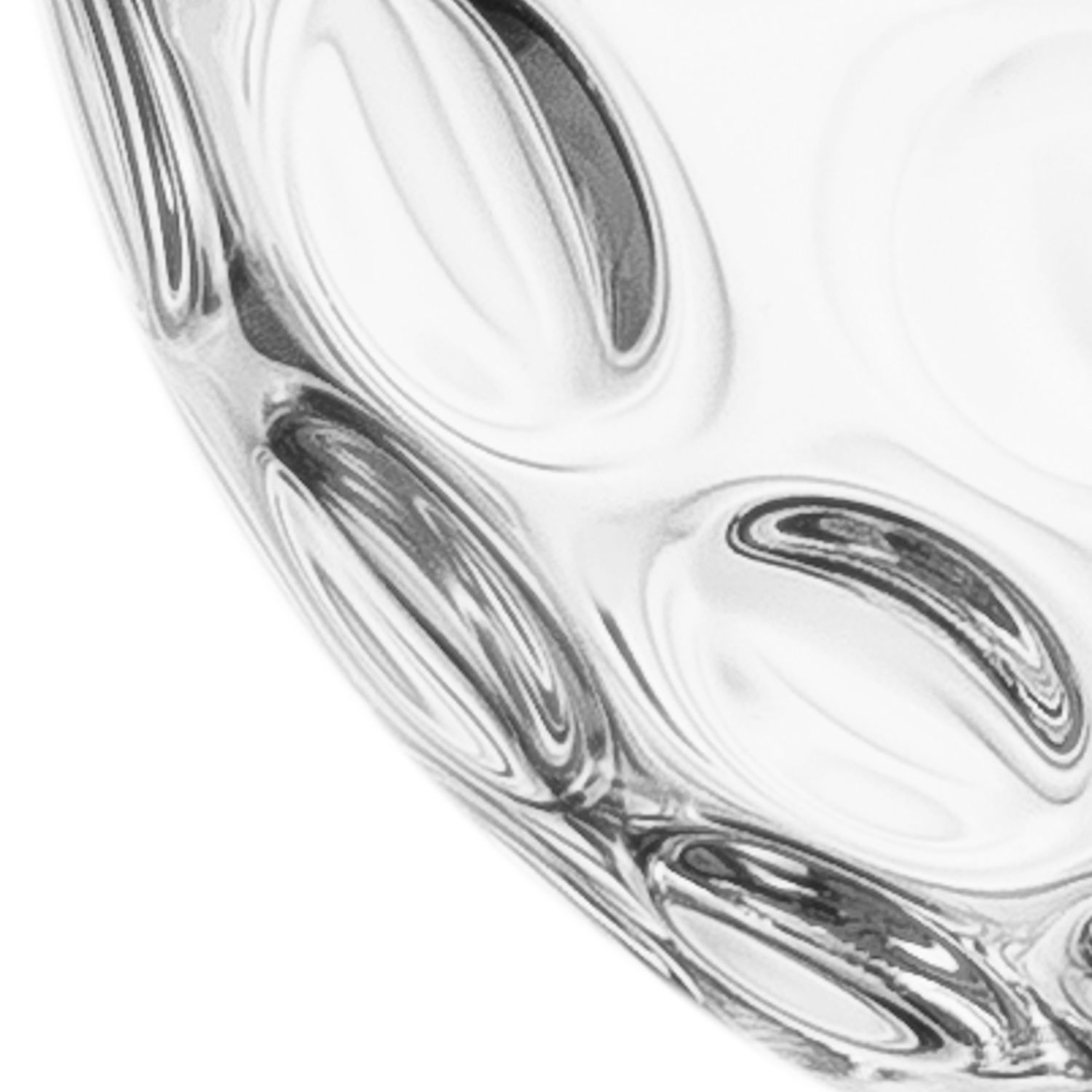 Nahaufnahme einer transparenten Glasschale mit optischem Muster, seitliche Perspektive