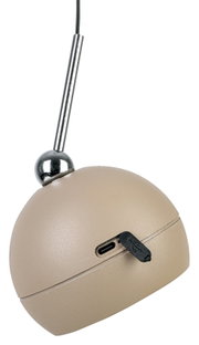 Nahaufnahme einer beige-goldenen, halbkugelförmigen Pendelleuchte mit USB-C-Anschluss und schwarzer Schutzkappe, seitliche Ansicht leicht von unten vor weißem Hintergrund