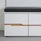 Weiße Bank mit grauem Sitzpolster, Frontansicht