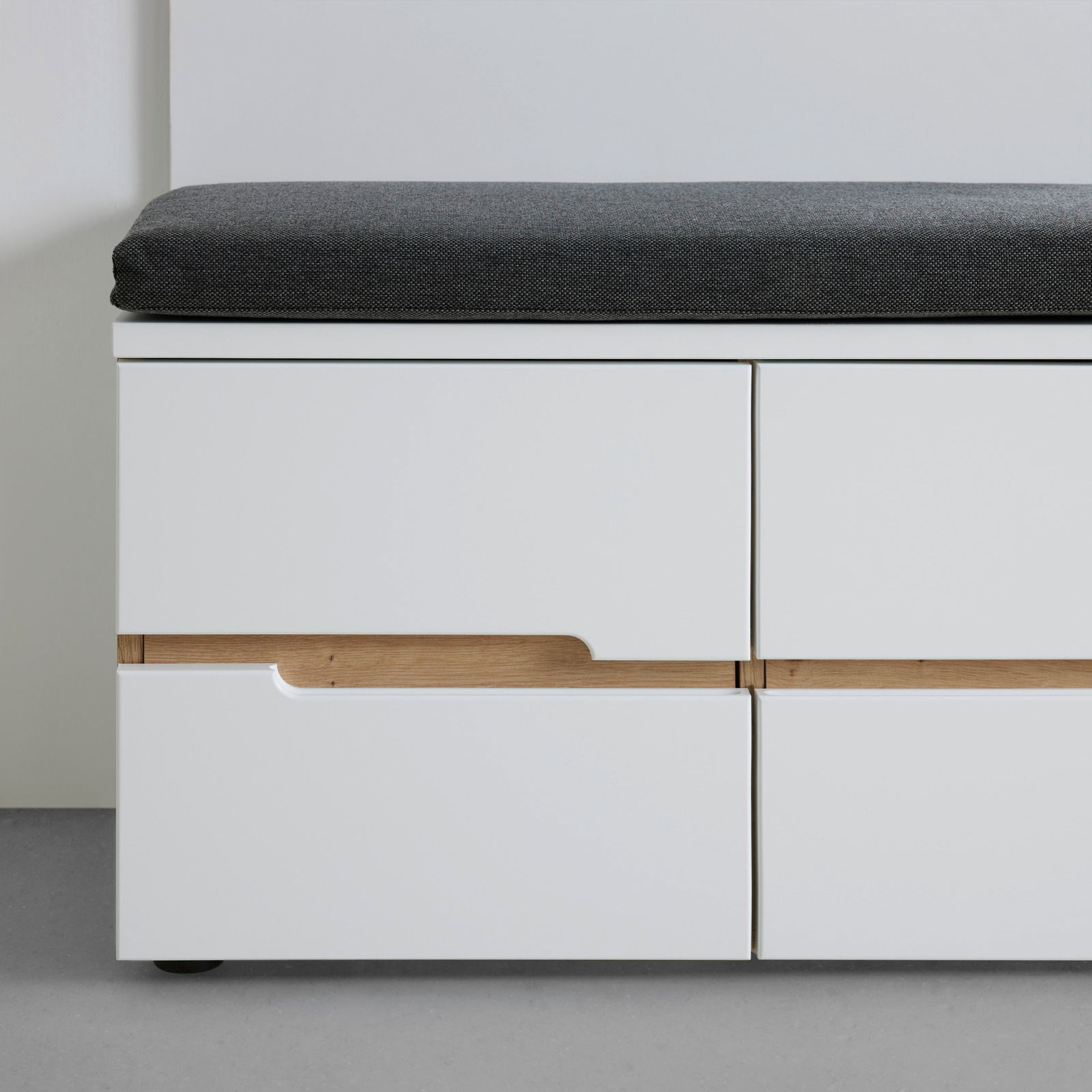 Weiße Bank mit grauem Sitzpolster, Frontansicht