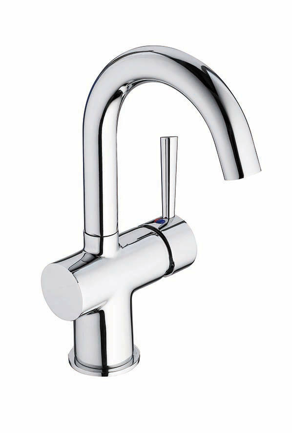 Moderne Waschtischarmatur aus Chrom in seitlicher Perspektive