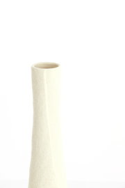Schlichte, hohe cremefarbene Vase mit rauer Textur, seitliche Perspektive