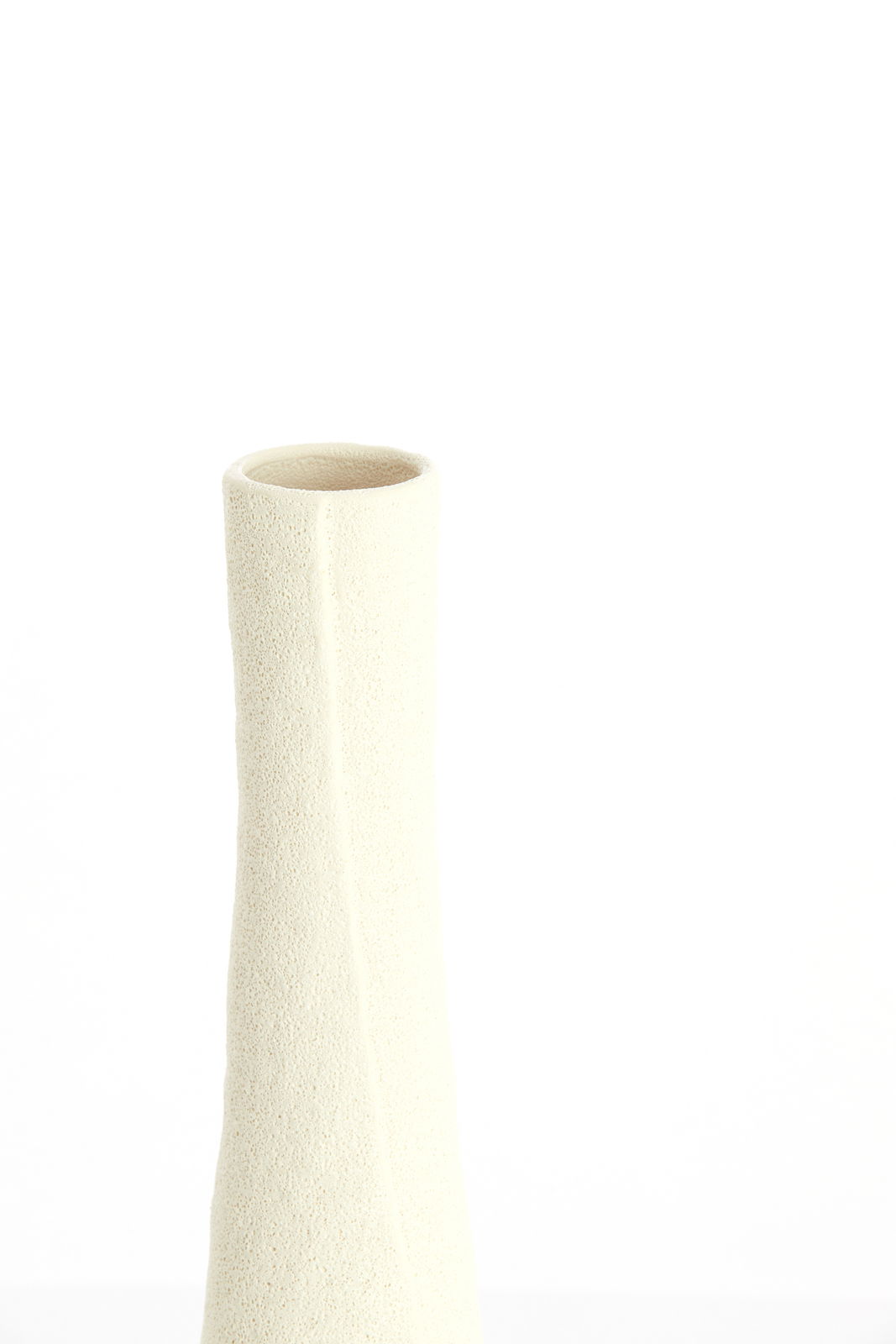 Schlichte, hohe cremefarbene Vase mit rauer Textur, seitliche Perspektive