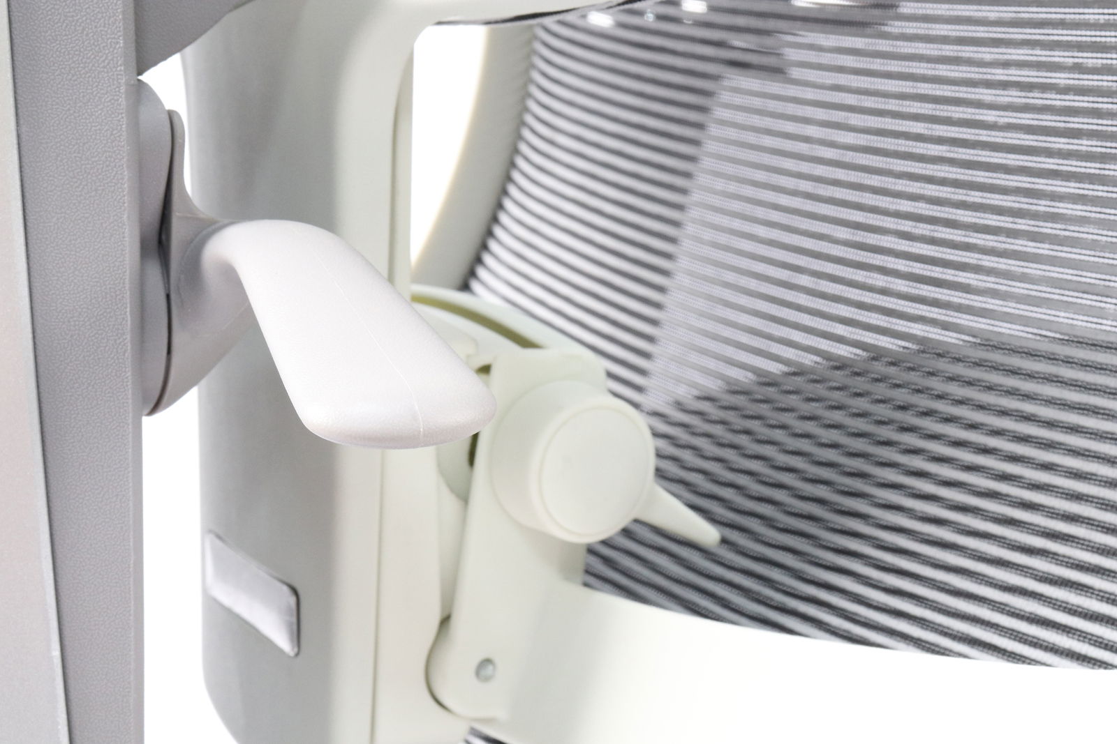 Nahaufnahme eines Drehstuhls mit Fokus auf die Armlehne und die Rückenlehne aus Netzgewebe, seitliche Perspektive