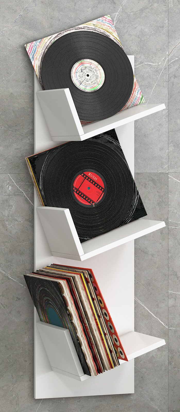 Weißes, wandmontiertes Vinyl-Schallplattenregal mit drei schrägen Ablagen, oben und mittig je eine LP sichtbar und unten mehrere Plattencover gestapelt; Perspektive: leicht von oben in schräger Frontansicht.