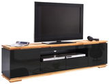 TV-Lowboard aus Holz mit schwarzer Hochglanzfront, darauf ein Fernseher, Zeitschrift und Kopfhörer, seitliche Perspektive