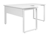 Moderner weißer Eckschreibtisch in L-Form mit stabilen Metallbeinen, seitliche Perspektive