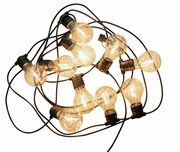 Lichterkette Allegra mit warm leuchtenden Glühbirnen aus der Vogelperspektive