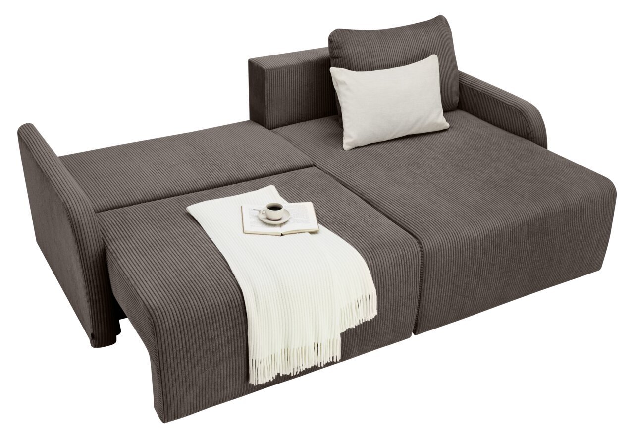 L-vormige hoekbank met bruine stoffen bekleding, uitgevouwen als slaapbank, met wit kussen en deken, gezien vanuit vogelperspectief.