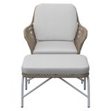 Frontansicht eines Relaxsessels mit hellem Polster und passendem Fußhocker auf einem Metallgestell.