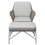 Frontansicht eines Relaxsessels mit hellem Polster und passendem Fußhocker auf einem Metallgestell.