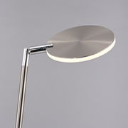 Moderne Akku-Stehleuchte BENTE von Paul Neuhaus in seitlicher Perspektive, mit rundem, flachem Leuchtkopf aus Metall.