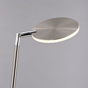 Moderne Akku-Stehleuchte BENTE von Paul Neuhaus in seitlicher Perspektive, mit rundem, flachem Leuchtkopf aus Metall.