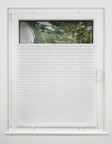 Plissee gefädelt 90x130cm in weiß, frontal an einem Fenster montiert, mit Blick auf einen Baum im Hintergrund.