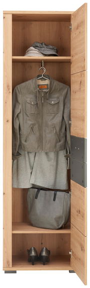 Garderobenschrank aus Holz mit geöffneter Tür, zeigt Innenansicht mit Jacke, Tasche und Schuhen, Frontalansicht