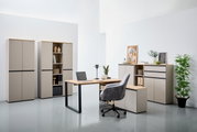 Modern kantoormeubilair in een lichte ruimte, bestaande uit een hoekbureau, meerdere archiefkasten en een rolcontainer. Aanzicht van voren.